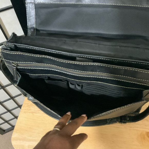 Vintage WILSON Genuine Leather Men’s Briefcase In Black. - Picture 6 of 11